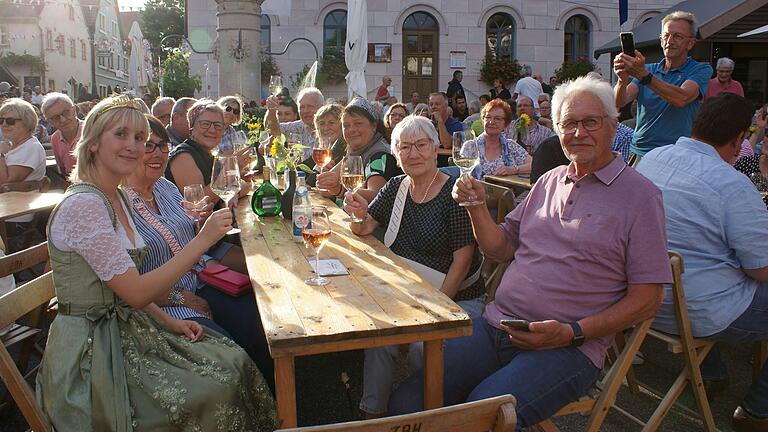 Auf ihrem Rundgang durch das Weinfest der Winzer stieß Linda Wirsching mit zahlreichen Besuchern an.