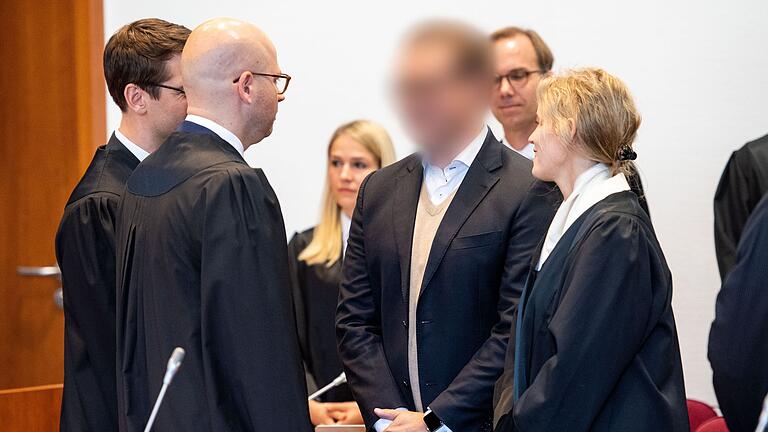 Der erste Cum-Ex-Angeklagte im Jahr 2019 - Zum Auftakt des ersten Cum-Ex-Strafprozesses 2019 vor dem Landgericht Bonn steht der Angeklagte (gepixelt) im Gerichtssaal. (Archivbild) Der erste Cum-Ex-Angeklagte im Jahr 2019 - Zum Auftakt des ersten Cum-Ex-Strafprozesses 2019 vor dem Landgericht Bonn steht der Angeklagte (gepixelt) im Gerichtssaal. (Archivbild)