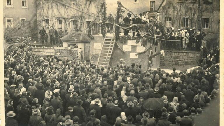 Beliebtes Faschingsvergnügen. Das Foto aus dem Album von Benedikt Hehns Großvater Eugen Hehn zeigt wie die Büttharder vor zirka 50 Jahren zu der Altweibermühle geströmt sind. Beliebtes Faschingsvergnügen. Das Foto aus dem Album von Benedikt Hehns Großvater Eugen Hehn zeigt wie die Büttharder vor zirka 50 Jahren zu der Altweibermühle geströmt sind.