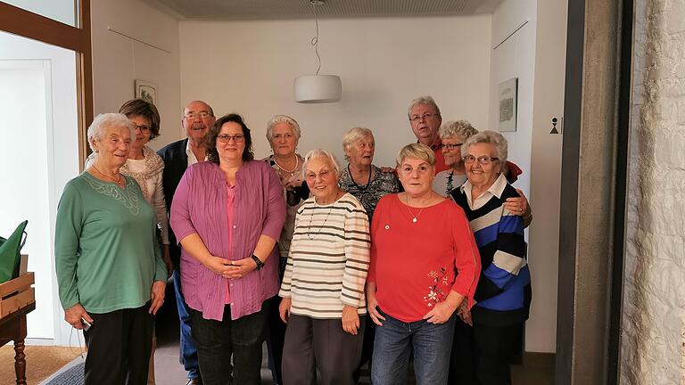 Eingebettet in den Ehrentag des VdK OV Grombühl waren Ehrungen. Im Bild von links: Barbara Schäfer, Stephanie Tillett, Heinz Ettl, Anna Muth, Magdalena Iovanescu,Heidrun Blendinger, Sieglinde Stenzel, Rosemarie Kramer, Siegbert Schneider, Hannelore Nachwart, Inge Schäfer.