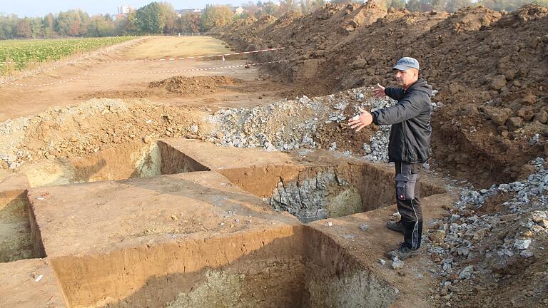 Auf der Anhöhe oberhalb des Nützelbachs (im Hintergrund) konnte das Archäologen-Team eine von vier Siedlungsstellen auf dem Areal von 'Nützelbach II' nachweisen. Grabungsleiter Ulrich Müller zeigt Tausende Jahre alte Gruben, die längst wieder verfüllt sind, sich aber im Querschnitt bis heute noch gut abzeichnen. Auf der Anhöhe oberhalb des Nützelbachs (im Hintergrund) konnte das Archäologen-Team eine von vier Siedlungsstellen auf dem Areal von 'Nützelbach II' nachweisen. Grabungsleiter Ulrich Müller zeigt Tausende Jahre alte Gruben, die längst wieder verfüllt sind, sich aber im Querschnitt bis heute noch gut abzeichnen.