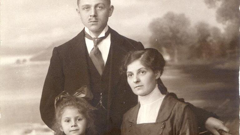 Valentin Steinbach mit Ehefrau Luise und Stieftocher Else im Jahr 1919.