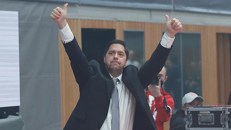Headcoach Sasa Filipovski (s.Oliver Wuerzburg) hofft auf den nächsten Sieg seiner Mannschaft. Headcoach Sasa Filipovski (s.Oliver Wuerzburg) hofft auf den nächsten Sieg seiner Mannschaft.