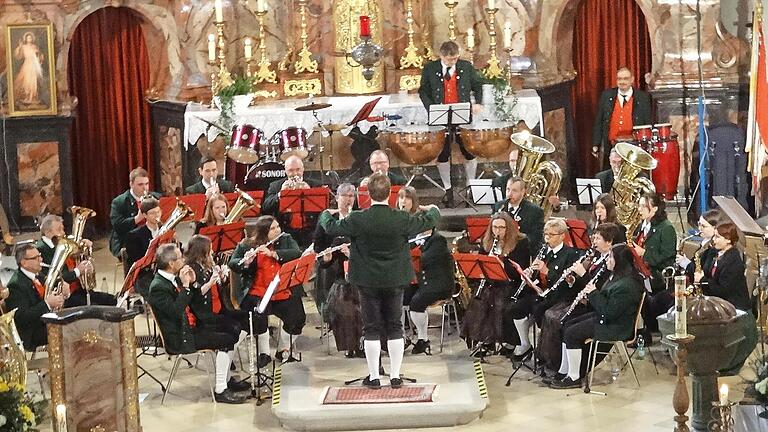 Die Jugendblaskapelle Großwenkheim beim Weihnachtskonzert in der Pfarrkirche       -  Die Jugendblaskapelle Großwenkheim beim Weihnachtskonzert in der Pfarrkirche