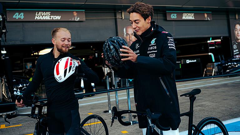 Billy Monger und George Russel in Silverstone       -  Triathlet Billy Monger (l.) und Formel-1-Pilot George Russel.