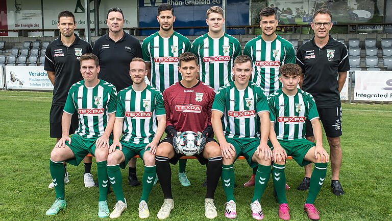 Mit diesen Neuzugängen geht der TSV Großbardorf in die Bayernliga-Saison 2021/22: Trainer Andreas Brendler (hinten von links), Torwarttrainer Otto Dietz, Sertan Sener, Jannik Göller, Laurin Schmid, Co-Trainer Udo Eckert sowie Nico Kummer (vorne von links), Luca Reck, Leon Zwickl, Luca Atzori und Tim Stecklein.