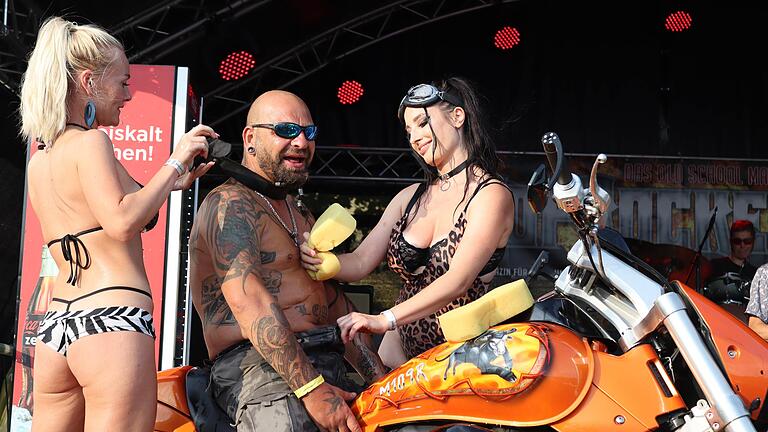 Bei der 'Bike Wash Show' wurden auf Wunsch Motorrad und Fahrer gewaschen.