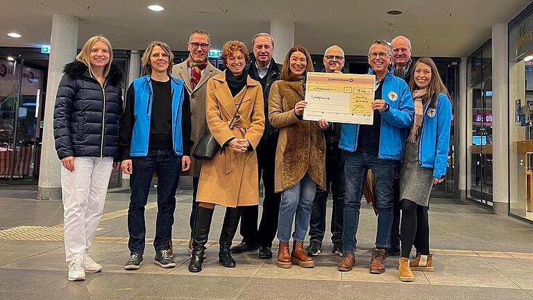 Lions spenden 8000 Euro für Bahnhofsmission. Auf dem Bild (von links): Monja Steinigke (Leo), Claudia Gloger (Mutmacherin d. Bahnhofsmission), Dr. Klaus-Peter Heigel (Würzburg West), Angelika Schlag (Würzburg Löwenbrücke), Dr. Richard Reichel (Würzburg de Leone), Julia Heigel (Würzburg West), Clemens Voll (Würzburg Löwenbrücke), Michael Lindner-Jung (Bahnhofsmission), Dr. Jur. Klaus Friederich (Würzburg West), und Johanna Anken (Bahnhofsmission).