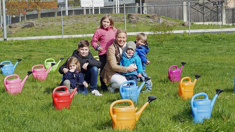 Farbige Gießkannen sind ein bunter, lebensbejahender Gruß auf dem Grundstück der Familie Heßdörfer in der Eußenheimer Straße von Karlstadt. Anette Heßdörfer mit Neffen und Nichten sowie Kindern ehemaliger Mieterinnen und Mieter.