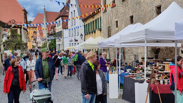 Den Sommerhäuser Töpfermarkt gab es heuer erstmals auch in der mit Wimpeln geschmückten Hauptstraße. Das schöne Spätsommerwetter lockte die Besucher.