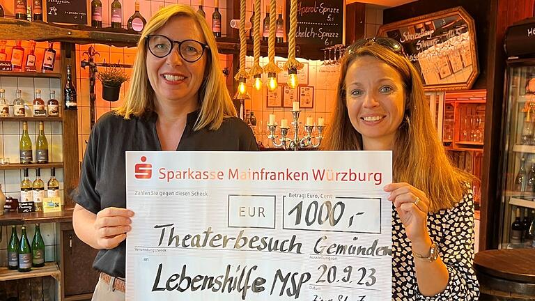 Die Lebenshilfe Main-Spessart bedankt sich für die Spende für das Leo-Weismantel-Förderzentrum (LWFZ). Auf dem Foto (von links): Lena Zieres-Schelbert, zweite Vorsitzende des Vereins „Lieblingsplatz Gemünden“, und Hiltrud von Kannen, stellvertretende Schulleiterin LWFZ.