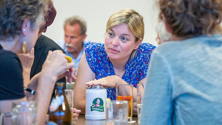 Bei 'Schulzes Stammtisch' will die Fraktionsführerin der Bayerischen Grünen, Katharina Schulze, mit den Menschen ins Gespräch kommen. Bei 'Schulzes Stammtisch' will die Fraktionsführerin der Bayerischen Grünen, Katharina Schulze, mit den Menschen ins Gespräch kommen.