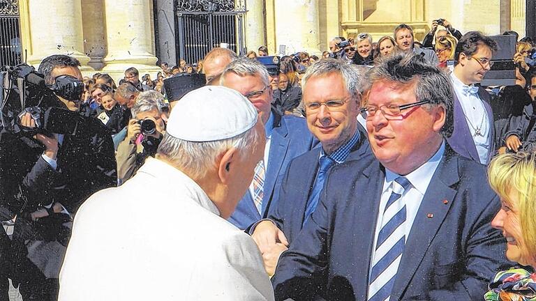 Segensreich:  Papst Franziskus schüttelt Adolf Bauer bei seiner Generalaudienz an Ostern die Hand. Rechts Ehefrau Doris.