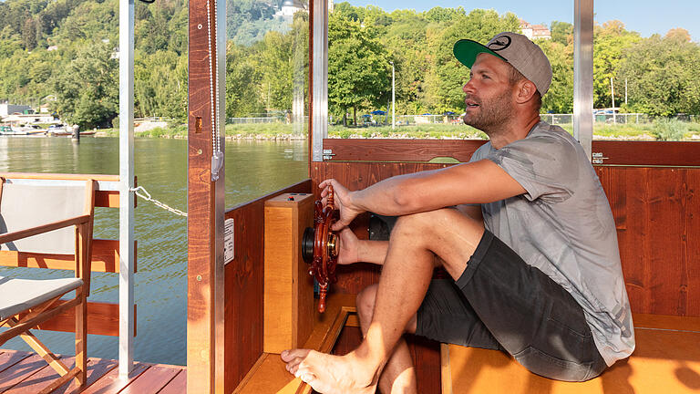 Würzburgs erstes mietbares Hausboot ist unterwegs - Bootseigentümer und Verleiher Aigulf Thiele. Würzburgs erstes mietbares Hausboot ist unterwegs - Bootseigentümer und Verleiher Aigulf Thiele.