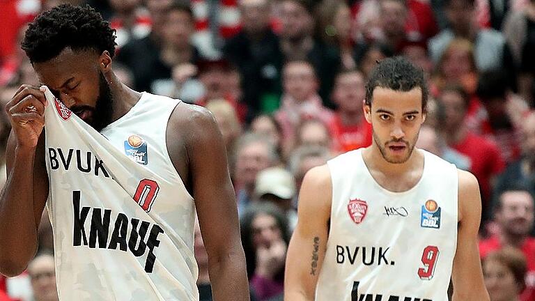 Basketball - easyCredit BBL - s.Oliver Wuerzburg - ratiopharm ulm       -  Der Frust sitzt tief: Die Würzburger Gabriel Olaseni (links) und Xavier Cooks nach der klaren Niederlage gegen Ulm.