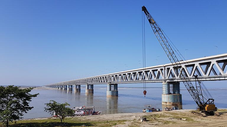 Für die Bogibil-Brücke in Indien hat das Würzburger Ingenieurbüro Anwikar Consultants die baustatische Prüfung gemacht.