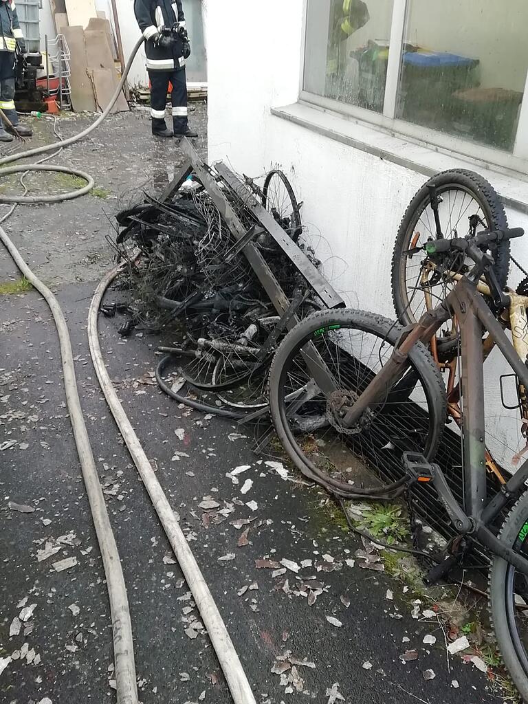 Die Fahrräder im Bereich des Brandherds wurden zerstört. Die Fahrräder im Bereich des Brandherds wurden zerstört.