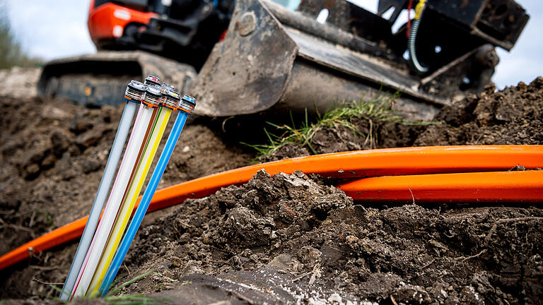 Die Stadt Gerolzhofen hat die Telekom Deutschland GmbH mit dem Aufbau eines Glasfaser-Netzes in einigen noch unterversorgten Stadtteilen beauftragt.