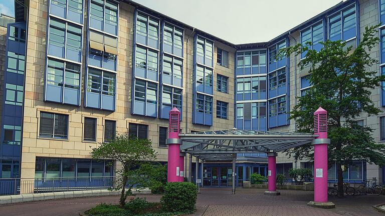 Blick auf das Krankenhaus St. Josef in der Innenstadt von Schweinfurt.