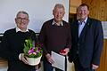 Für 60-jährige Mitgliedschaft im Obst- und Gartenbauverein Mellrichstadt wurde Robert Stäblein durch den Vorsitzenden Otto Sum und den 2. Bürgermeister von Mellrichstadt, Bernd Roßmanith, mit der Ehrennadel am Bande ausgezeichnet.