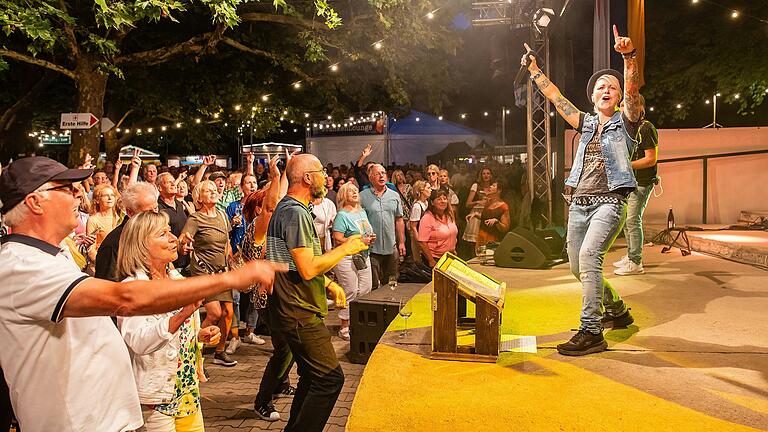 Ausgelassene Stimmung beim 74. Fränkischen Weinfest in Volkach 2024.