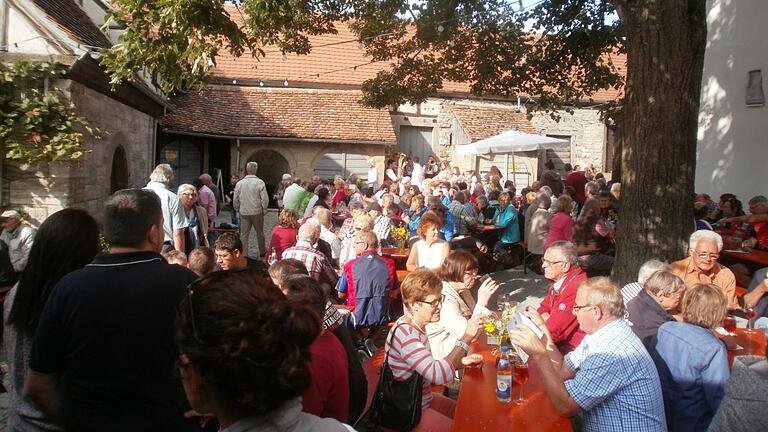 In dem historischen Ambiente der Kirchenburg Hüttenheim feiert man mit Musik ohne Verstärker. Unser Archivbild entstand 2019 vor der Corona-Pandemie. In dem historischen Ambiente der Kirchenburg Hüttenheim feiert man mit Musik ohne Verstärker. Unser Archivbild entstand 2019 vor der Corona-Pandemie.