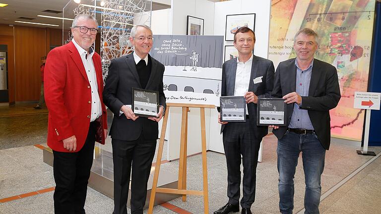Stilecht mit grünen Schuhen präsentierte sich Ideengeber Gerhard Seitz bei der Ausstellungseröffnung mit Ludwig Schick, Xaver Frauenknecht und Michael Kleiner (von links). Stilecht mit grünen Schuhen präsentierte sich Ideengeber Gerhard Seitz bei der Ausstellungseröffnung mit Ludwig Schick, Xaver Frauenknecht und Michael Kleiner (von links).
