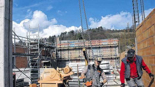 Das Bauwerk wächst: Dank des milden Winters geht es auf der Baustelle zur neuen Sporthalle des TSV Hollstadt zügig voran.