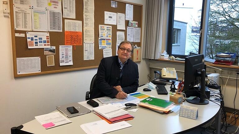 Christopher Strätling, Schulleiter der Mittelschule Höchberg, hält die Möglichkeiten zur Regulierung der Handynutzung an Schulen für begrenzt. Christopher Strätling, Schulleiter der Mittelschule Höchberg, hält die Möglichkeiten zur Regulierung der Handynutzung an Schulen für begrenzt.