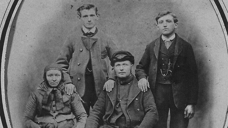 Familienbild um 1875 von links: Anna Barbara Fertig (1832-1907), Andreas Fertig (1854-1925), Andreas Fertig (1830-1904), Johann Georg Fertig (1859-1931), Bürgermeister in Altfeld 1900-1919. Familienbild um 1875 von links: Anna Barbara Fertig (1832-1907), Andreas Fertig (1854-1925), Andreas Fertig (1830-1904), Johann Georg Fertig (1859-1931), Bürgermeister in Altfeld 1900-1919.