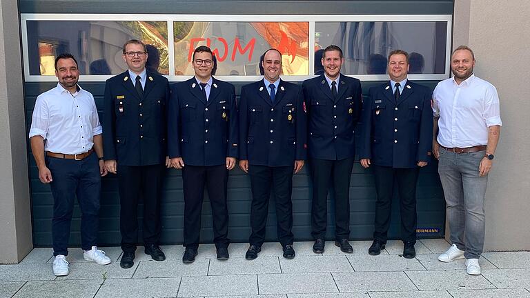 Die neugewählten Kommandanten und Vorstand von links BGM Michael Werner, KBI Michael Omert, 1. Kommandant Nikolas Seubert, 2. Kommandant Felix Kuhn, Vorsitzender Michael Neugebauer, KBM Ralf Scheuring, Ordnungsamtsleiter Oliver Seufert.