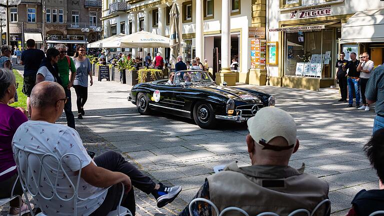 Etliche Gäste saßen bei der Rückkehr der Automobile am Samstag und Sonntag am Regentenbau sozusagen in der ersten Reihe.