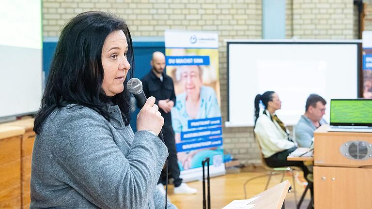 Schulrätin Nicole Schmitt (im Bild beim&nbsp; Job-Speed-Dating in der Albert-Schweitzer-Schule) sagt, die Entscheidung, den Werkunterricht für die Fünft- und Sechsklässer zu streichen, habe das Schulamt genau abgewogen.