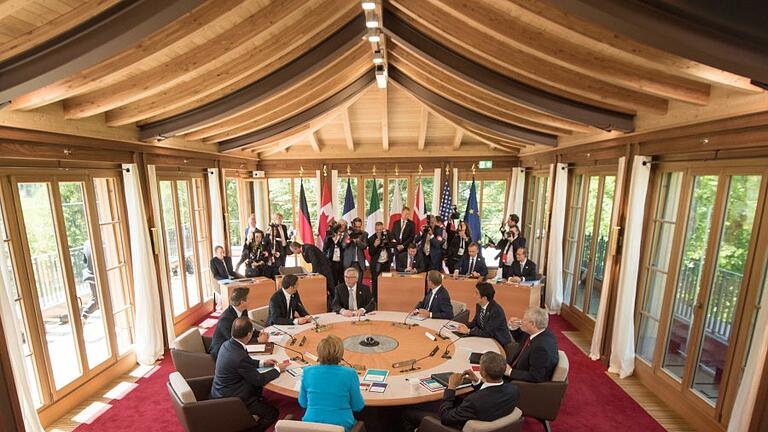 G7-Gipfel       -  Der G7-Gipfel auf Schloss Elmau im Jahr 2015 im vollen Gange.