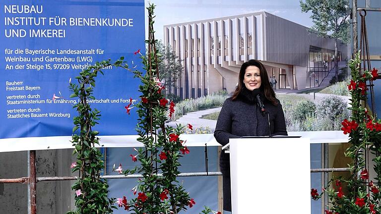 Michaela Kaniber freute  sich als Bayerns Forstministerin besonders über die Verwendung des nachhaltigen Baustoffes Holz.&nbsp;