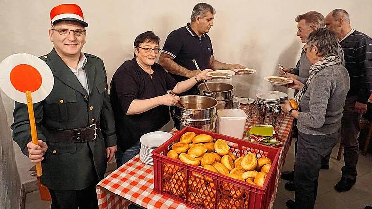 Erlebniskino in Bischofsheim mit Tourismusreferent Gerhard Nägler als ungarischer Bahn-Stationsvorsteher (vorne links) und feuriger Gulaschkanone für das Publikum.