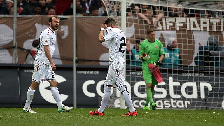 Die Enttäuschung über die 0:1-Niederlage beim FC St. Pauli ist den Kickers-Akteuren (von links) Sebastian Neumann, Valdet Rama und Jörg Siebenhandl deutlich anzusehen. Noch immer warten die Würzburger auf ihren ersten Sieg in der Zweitliga-Rückrunde.