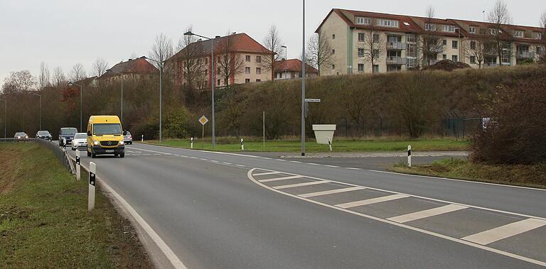 An dieser Stelle, unterhalb des Kitzinger Wohngebiets Marshall Heights, soll das Einkaufszentrum mit Anbindung an die B 8 entstehen.