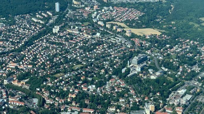 Der Schweinfurter Stadtteil Hochfeld aus der Luft. In großen Teilen gilt seit kurzem eine Parkverbotszone.