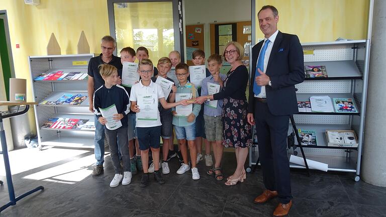 Das Foto zeigt (von links) Lehrer Matthias Mann mit seinen Jungforschern von „Jugend forscht“ bei der Urkunden- und Preisübergabe für den 2. Forscherpreis beim Schulwettbewerb „Echt kuh-l!“ zusammen mit der stellvertretenden Landrätin Susanne Knof und Schulleiter Achim Höfle.