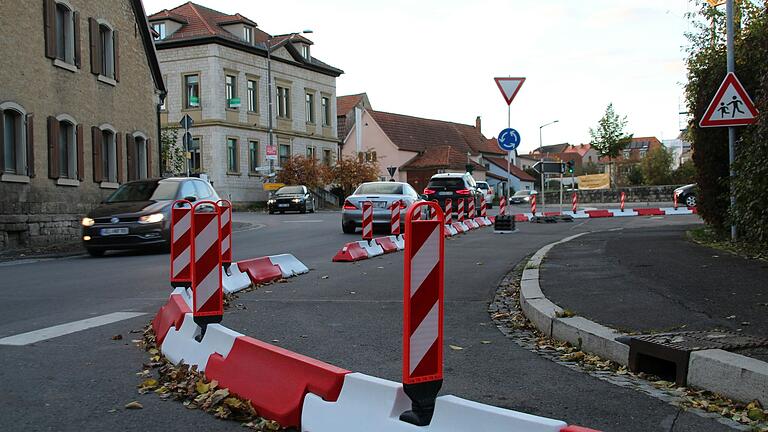 Mehr Sicherheit, weniger Staus? Ob der Winterhäuser Mini-Kreisverkehr alle Erwartungen erfüllen konnte, soll nun die Auswertung der Testphase zeigen.