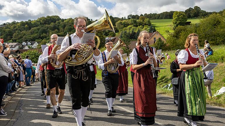 Der große Festumzug ist einer der Höhepunkt beim Weisbacher Oktoberfest. Unser Bild entstand beim Festzug 2023.