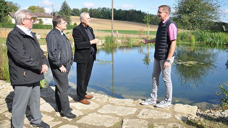 Das See-Areal 'Fit am See für Jung und Alt' in Kützbrunn ist ein rund 1300 Quadratmeter großes Naherholungsgebiet mit zahlreichen Attraktionen. Bei der feierlichen Einweihung waren&nbsp;Alfred Beetz, Oliver Störr, Joachim Markert, Alexander Schiefermeyer vor Ort.