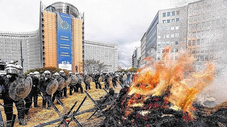 Flammender Protest: Landwirte steckten bei ihrer Demonstration in Brüssel Heuballen an.