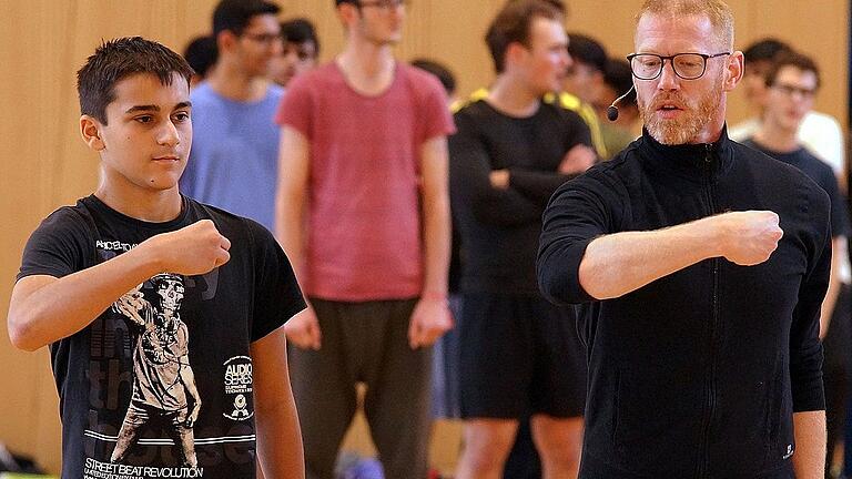 Der Würzburger Schüler Leon Ghimire (links) trainiert gemeinsam mit dem Choreographen Alan Brooks (rechts) für das Tanzprojekt &bdquo;Interconnected&ldquo; der Roland Berger Stiftung.