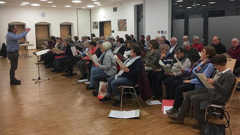 Der rund 60-köpfige Projektchor&nbsp;der Pfarreiengemeinschaft „St. Franziskus am Steigerwald“ bereitet sich schon seit Wochen auf das Festkonzert am vierten Advent vor.