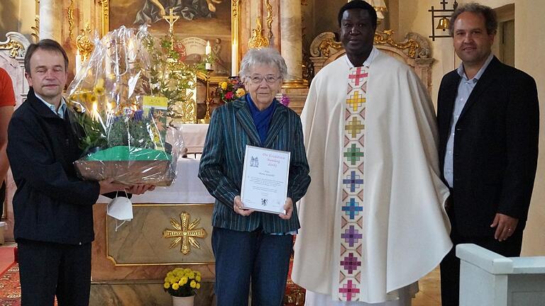 Im Bild (von links) Kirchenpfleger Jürgen Agrikola, Mesnerin Maria Aumüller, Pfarrer Abbé Moise und Pastoralreferent Gregor Froschmayr.