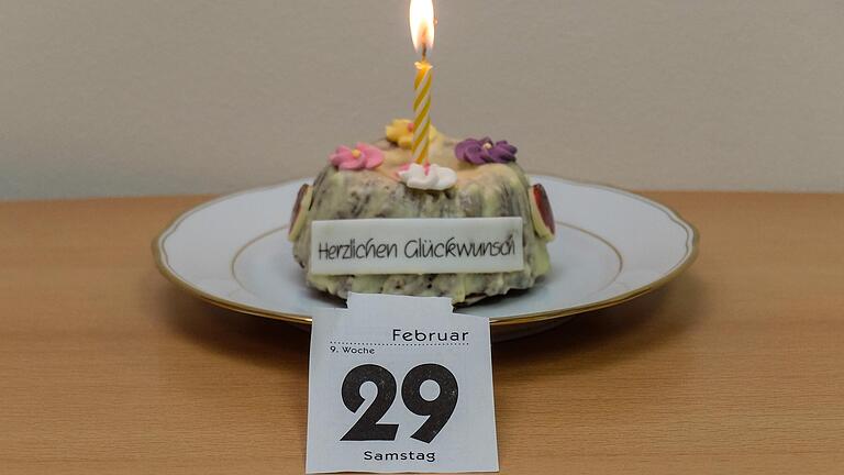 Der Kuchen ist fertig, die Kerze brennt: Schaltjahr-Kinder wie Doris Martiné-Walther, Roswitha Zoll und Helene Kunzmann können nur alle vier Jahre 'richtig' Geburtstag feiern.