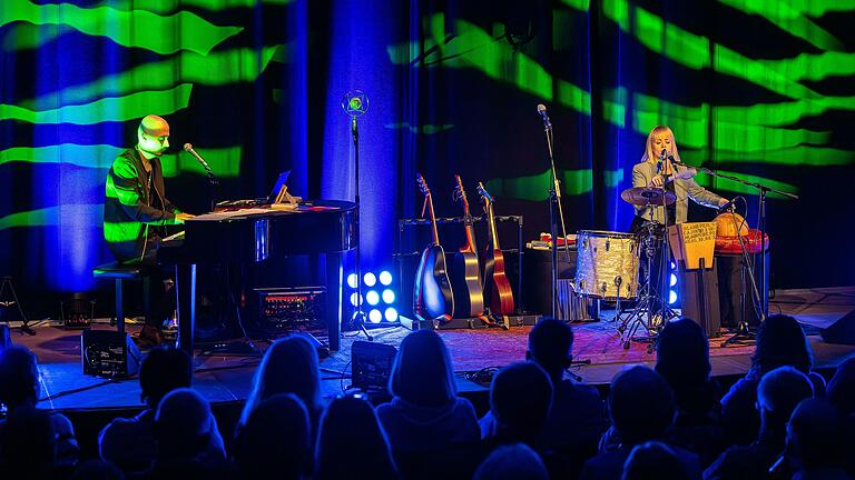 Andy Obieglo an Gitarren, Keyboards und Synthesizer, Caro an ihrem minimalistischen, aber höchst effektiven Percussion-Set. Andy Obieglo an Gitarren, Keyboards und Synthesizer, Caro an ihrem minimalistischen, aber höchst effektiven Percussion-Set.