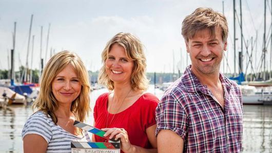 ZDF-Filmdreh zum Mord in der Südsee - ZDF-Filmdreh: Die Autorin Heike Dorsch (Mitte) mit den Hauptdarstellern Stefanie Stappenbeck und Marcus Mittermeier bei Drehbeginn in Hamburg. ZDF-Filmdreh zum Mord in der Südsee - ZDF-Filmdreh: Die Autorin Heike Dorsch (Mitte) mit den Hauptdarstellern Stefanie Stappenbeck und Marcus Mittermeier bei Drehbeginn in Hamburg.